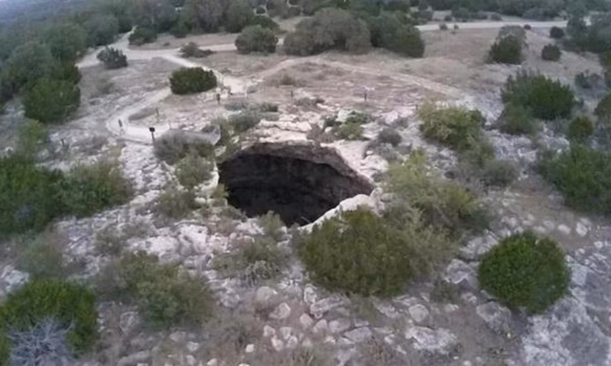 6. Hố ác quỷ - Rockspring, Texas: chiếc hố kỳ lạ này có kích thước khá ấn tượng (đường kính khoảng 15m, sâu 106m), được cho là được hình thành do các hoạt động địa chất ở khu vực bang Texas. Ảnh: internet. 