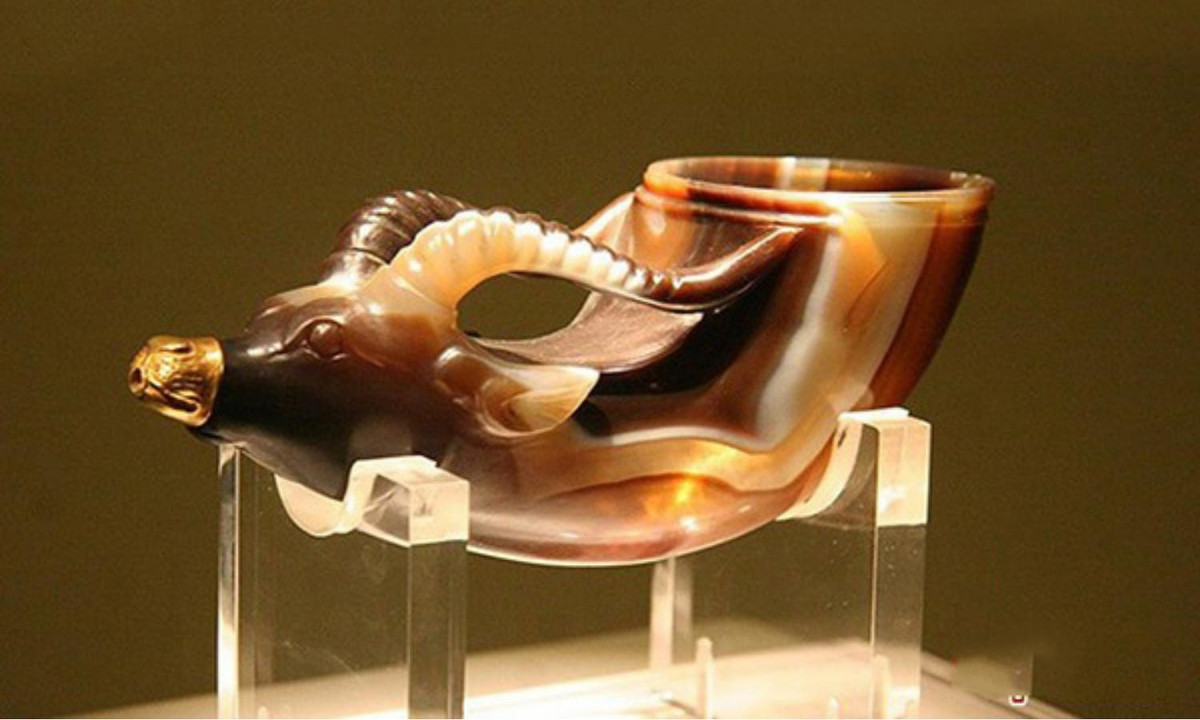 3. Tượng kim thú thủ mã não bôi: chiếc chén đầu thú mã não nạm vàng này là báu vật bằng ngọc tuyệt đẹp của triều đại nhà Đường. Đây cũng là ngọc khí được chế tác tinh xảo nhất của nhà Đường. (Nguồn: donga.com)