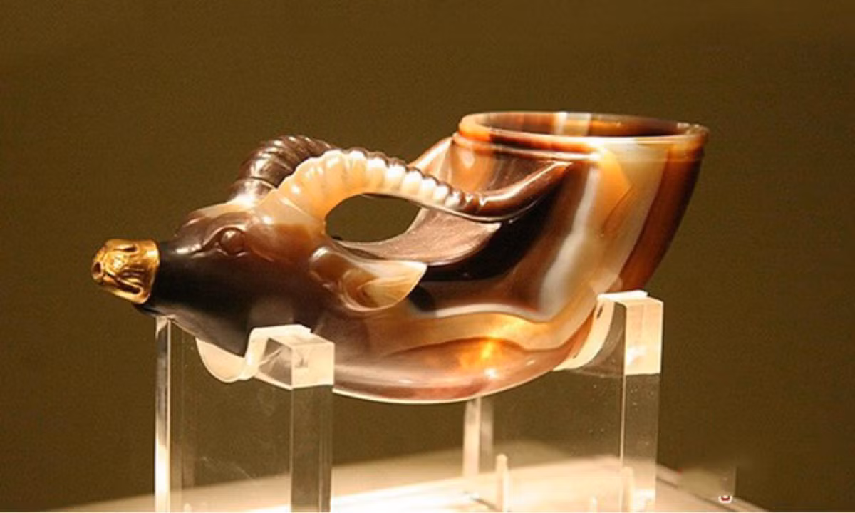 3. Tượng kim thú thủ mã não bôi: chiếc chén đầu thú mã não nạm vàng này là báu vật bằng ngọc tuyệt đẹp của triều đại nhà Đường. Đây cũng là ngọc khí được chế tác tinh xảo nhất của nhà Đường. (Nguồn: donga.com)