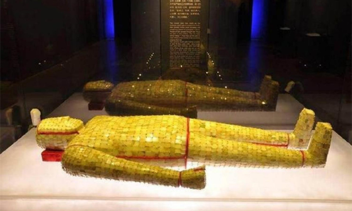 4. Kim Lũ Ngọc Y: là một vật tùy táng được xếp vàng hàng giá trị nhất trong số các cổ vật Trung Hoa. Cổ vật này là bộ trang phục cao cấp mà chỉ có hoàng tộc và quý tộc mới có tư cách mặc sau khi chết để chôn cất. (Nguồn: sohu.com) 