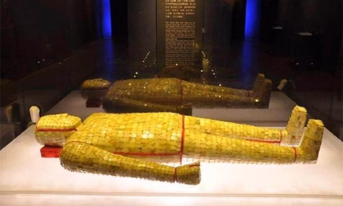 4. Kim Lũ Ngọc Y: là một vật tùy táng được xếp vàng hàng giá trị nhất trong số các cổ vật Trung Hoa. Cổ vật này là bộ trang phục cao cấp mà chỉ có hoàng tộc và quý tộc mới có tư cách mặc sau khi chết để chôn cất. (Nguồn: sohu.com) 