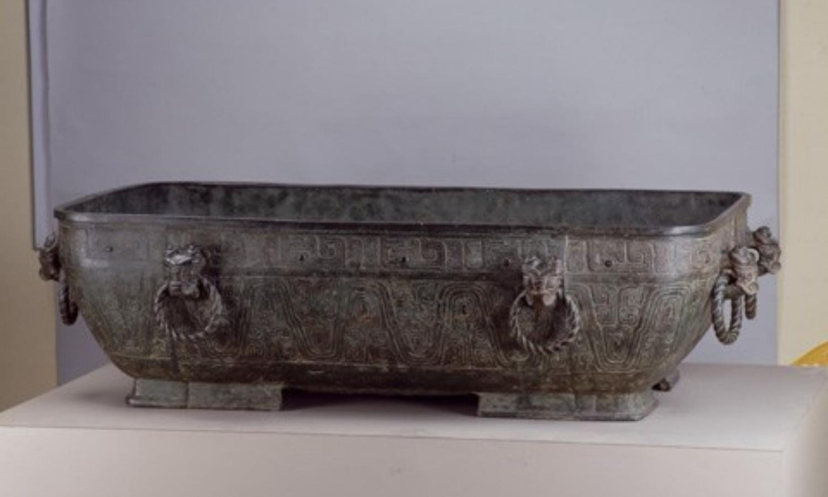 8. Quách quý tử bạch bàn: đây là chậu thường dùng hàng ngày để đựng nước có mặt từ thời Tây Chu (9 - 771 TCN). Chiếc chậu được nhiều người biết đến là chiếc chậu lớn nhất có niên đại trước thời nhà Tần còn đến ngày nay. (Nguồn: danviet.vn).