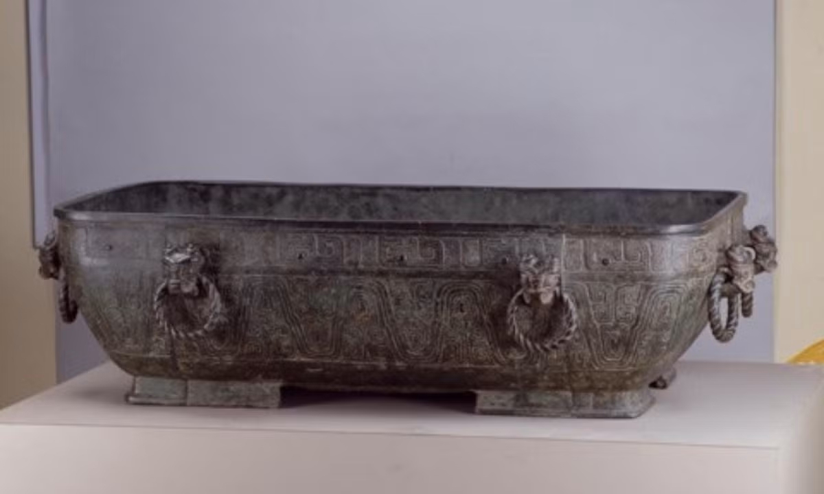 8. Quách quý tử bạch bàn: đây là chậu thường dùng hàng ngày để đựng nước có mặt từ thời Tây Chu (9 - 771 TCN). Chiếc chậu được nhiều người biết đến là chiếc chậu lớn nhất có niên đại trước thời nhà Tần còn đến ngày nay. (Nguồn: danviet.vn).