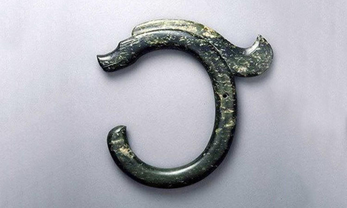 6. Hồng Sơn Ngọc Long: con rồng làm bằng ngọc Hồng Sơn có niên đại 8.000 năm này được gọi là "Con rồng số 1 của Trung Quốc", được khai quật ở núi Hồng Sơn (Núi Đỏ), Mông Cổ. (Nguồn: cina.cn). 