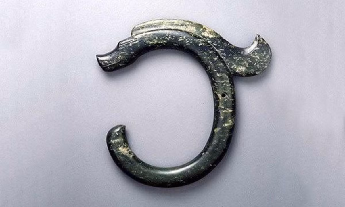 6. Hồng Sơn Ngọc Long: con rồng làm bằng ngọc Hồng Sơn có niên đại 8.000 năm này được gọi là "Con rồng số 1 của Trung Quốc", được khai quật ở núi Hồng Sơn (Núi Đỏ), Mông Cổ. (Nguồn: cina.cn). 