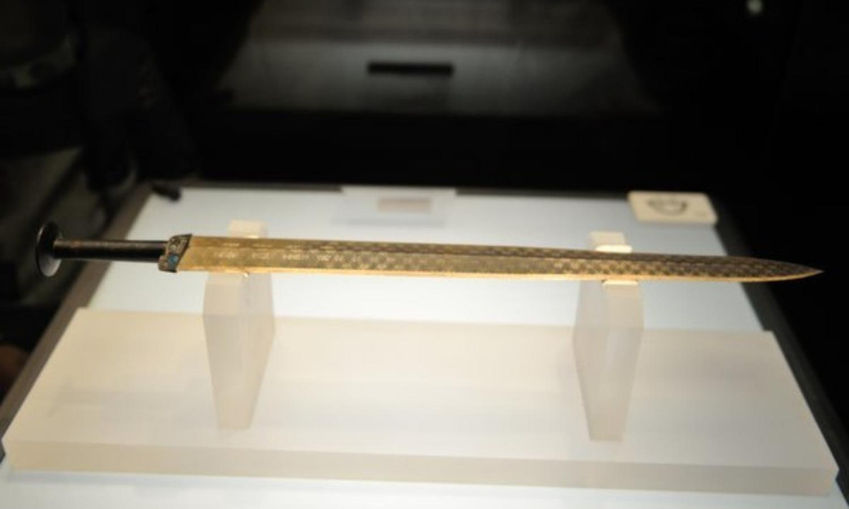 5. Thanh kiếm của Việt Vương Câu Tiễn: được chế tạo cách đây 2.000 năm, trải qua hàng ngàn năm dưới lòng đất trong môi trường ẩm thấp, nhưng thanh kiếm Câu Tiễn dường như là "báu vật" thách thức thời gian. (Nguồn: soha.vn)