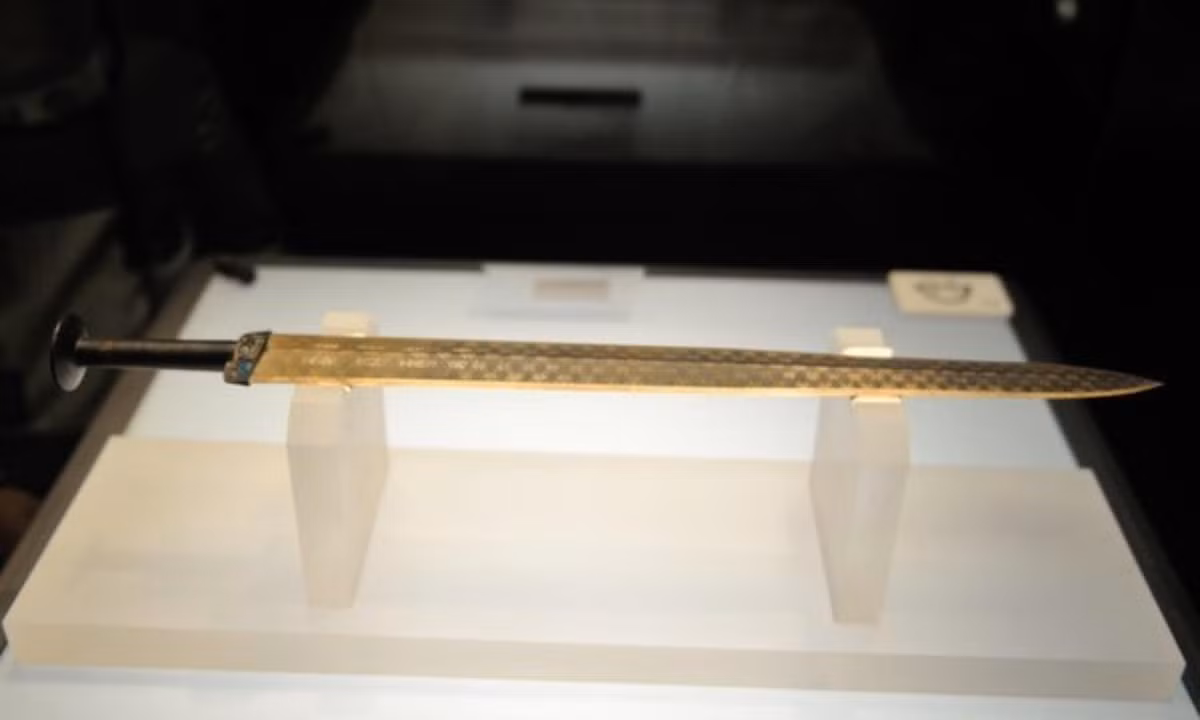 5. Thanh kiếm của Việt Vương Câu Tiễn: được chế tạo cách đây 2.000 năm, trải qua hàng ngàn năm dưới lòng đất trong môi trường ẩm thấp, nhưng thanh kiếm Câu Tiễn dường như là "báu vật" thách thức thời gian. (Nguồn: soha.vn)