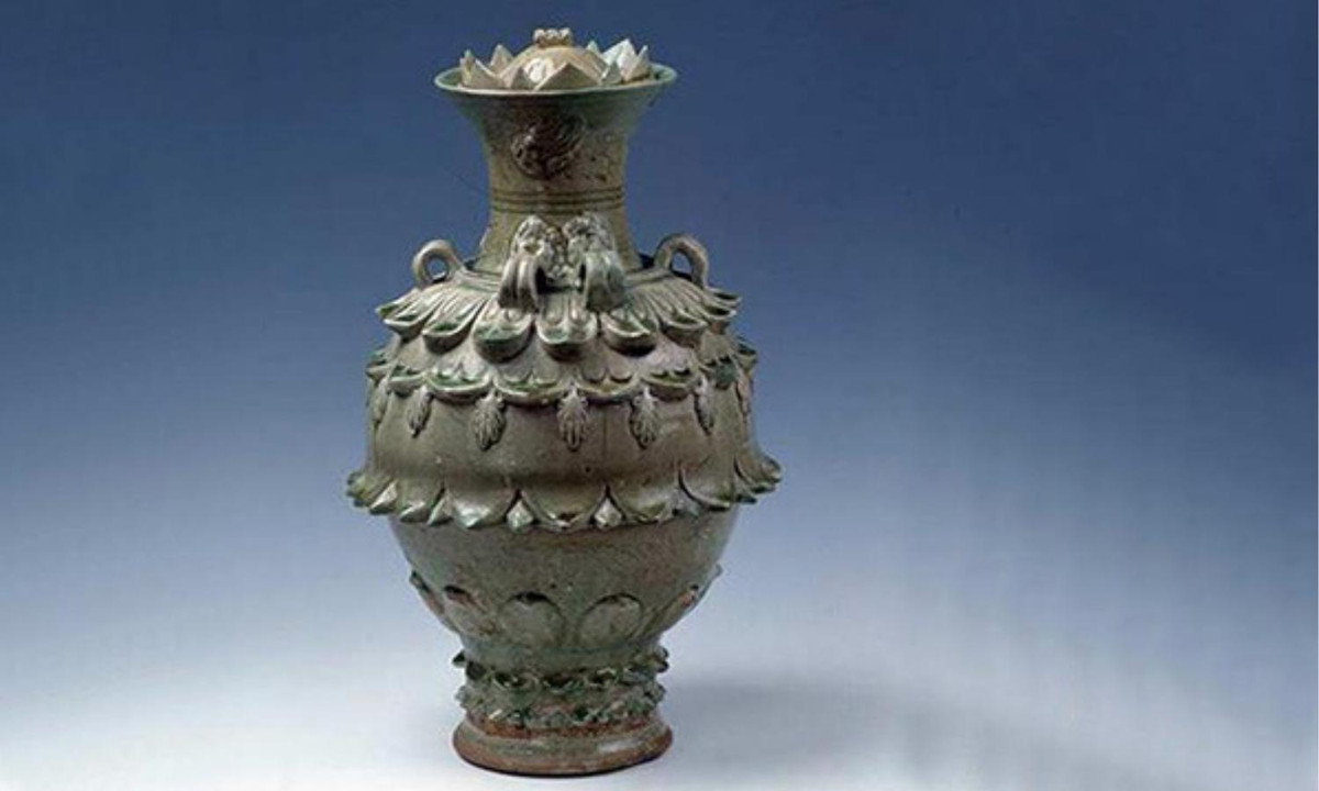 9. Thanh từ liên hoa tôn: kiệt tác làm bằng sứ này có niên đại từ thời Bắc Tề (550 - 577), là một trong số ít tác phẩm của nghệ thuật đồ gốm từ thời Bắc Tề còn lại cho đến ngày nay. (Nguồn: nlc.cn). 