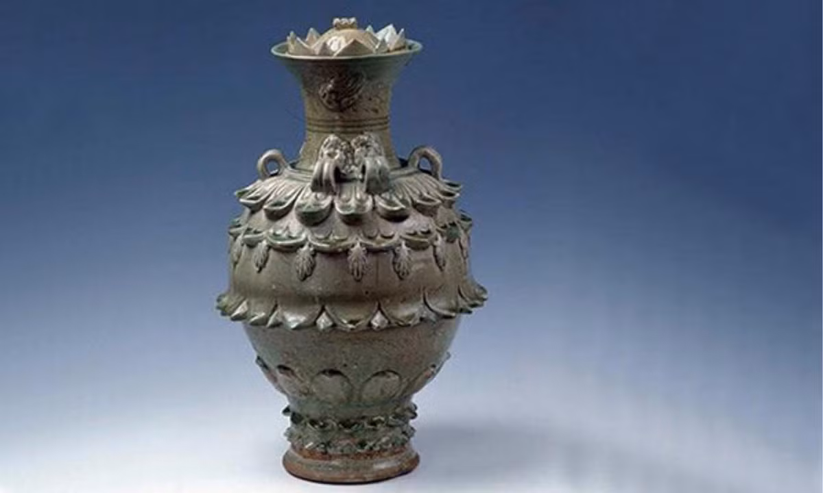 9. Thanh từ liên hoa tôn: kiệt tác làm bằng sứ này có niên đại từ thời Bắc Tề (550 - 577), là một trong số ít tác phẩm của nghệ thuật đồ gốm từ thời Bắc Tề còn lại cho đến ngày nay. (Nguồn: nlc.cn). 