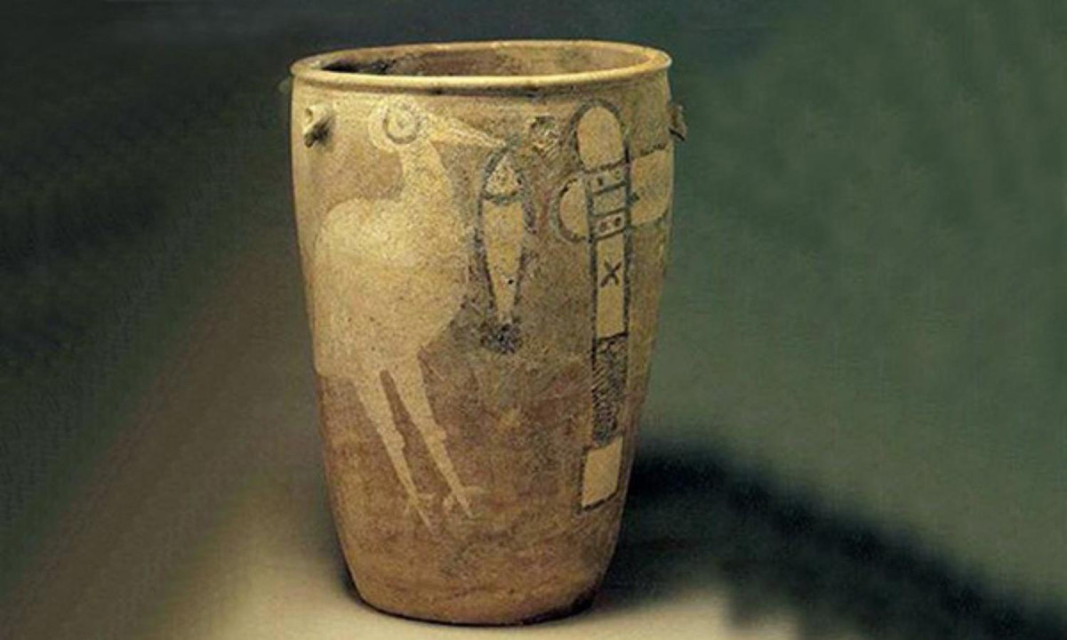 10. Chiếc bình có từ Văn hóa Ngưỡng Thiều thời kì đồ đá mới được phát hiện vào năm 1978 ở tỉnh Hà Nam. Đồng thời, đây cũng là chiếc bình hiếm, quý giá về vẽ hình trên đồ gốm từ giai đoạn văn hóa Ngưỡng Thiều. (Nguồn: danviet.vn). 