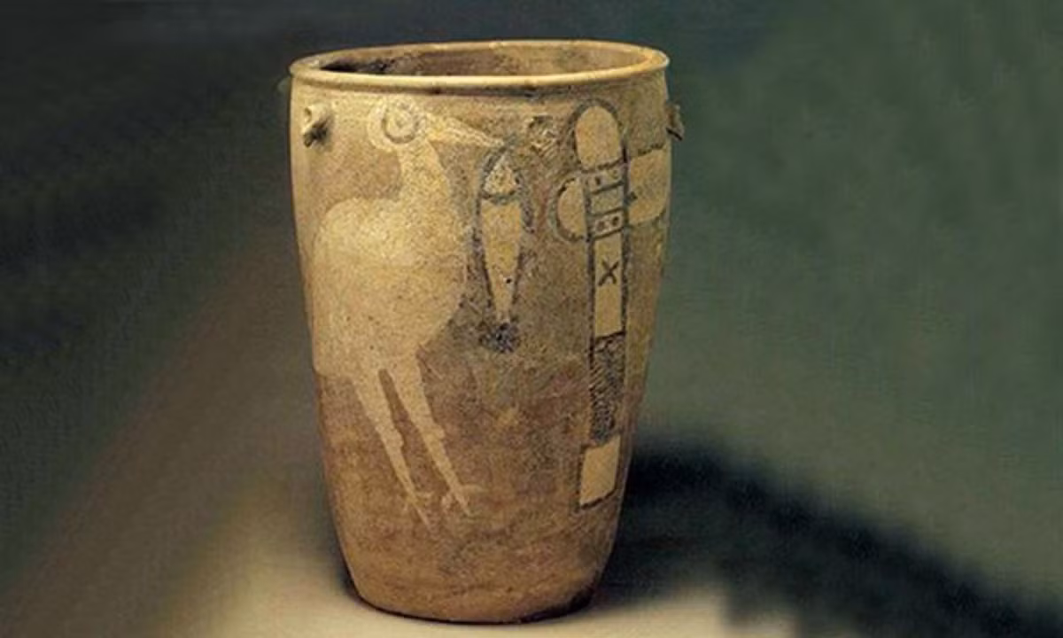 10. Chiếc bình có từ Văn hóa Ngưỡng Thiều thời kì đồ đá mới được phát hiện vào năm 1978 ở tỉnh Hà Nam. Đồng thời, đây cũng là chiếc bình hiếm, quý giá về vẽ hình trên đồ gốm từ giai đoạn văn hóa Ngưỡng Thiều. (Nguồn: danviet.vn). 