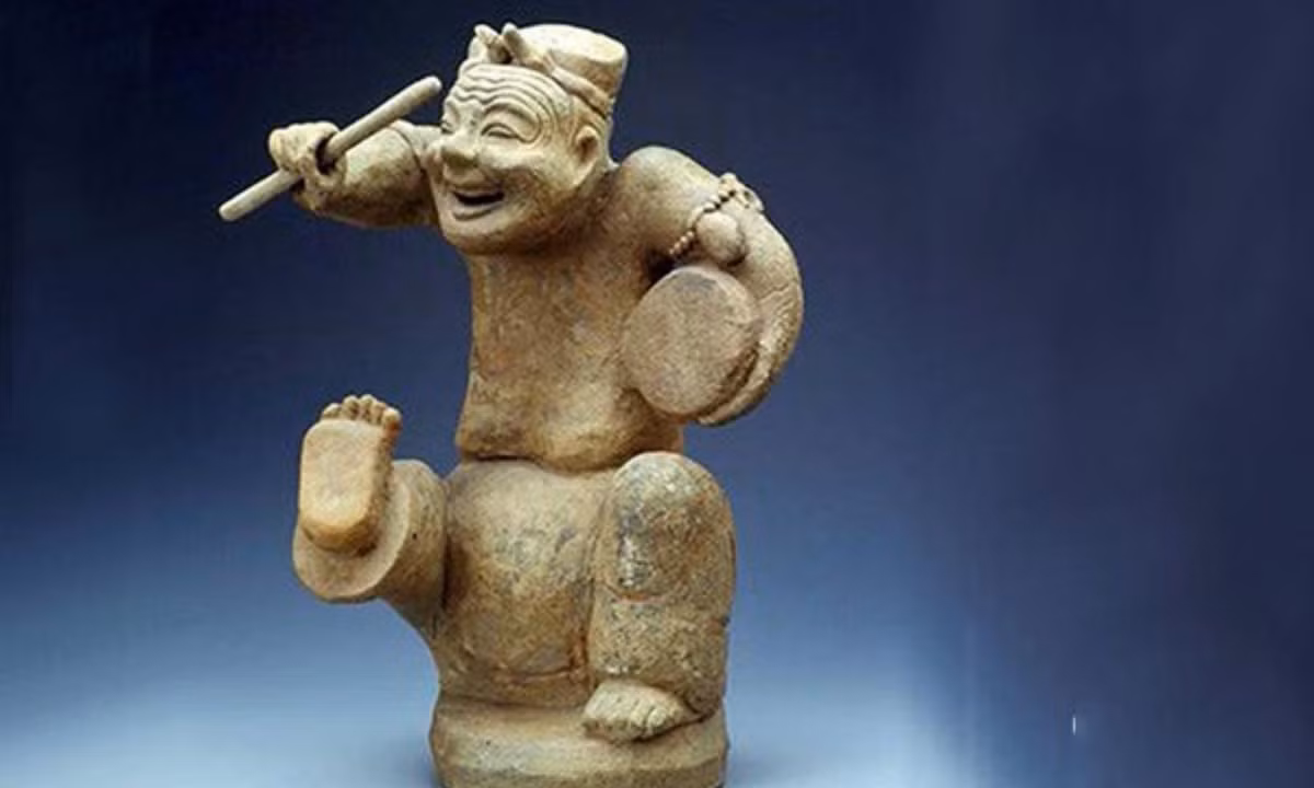 7. Mã đạp phi yến: bức tượng bằng đồng có từ thời Đông Hán (25 - 220). Bức tượng là một kiệt tác có cấu tứ đặc sắc và được mang đi triển lãm ở nhiều nước trên thế giới. (Nguồn: danviet.vn).