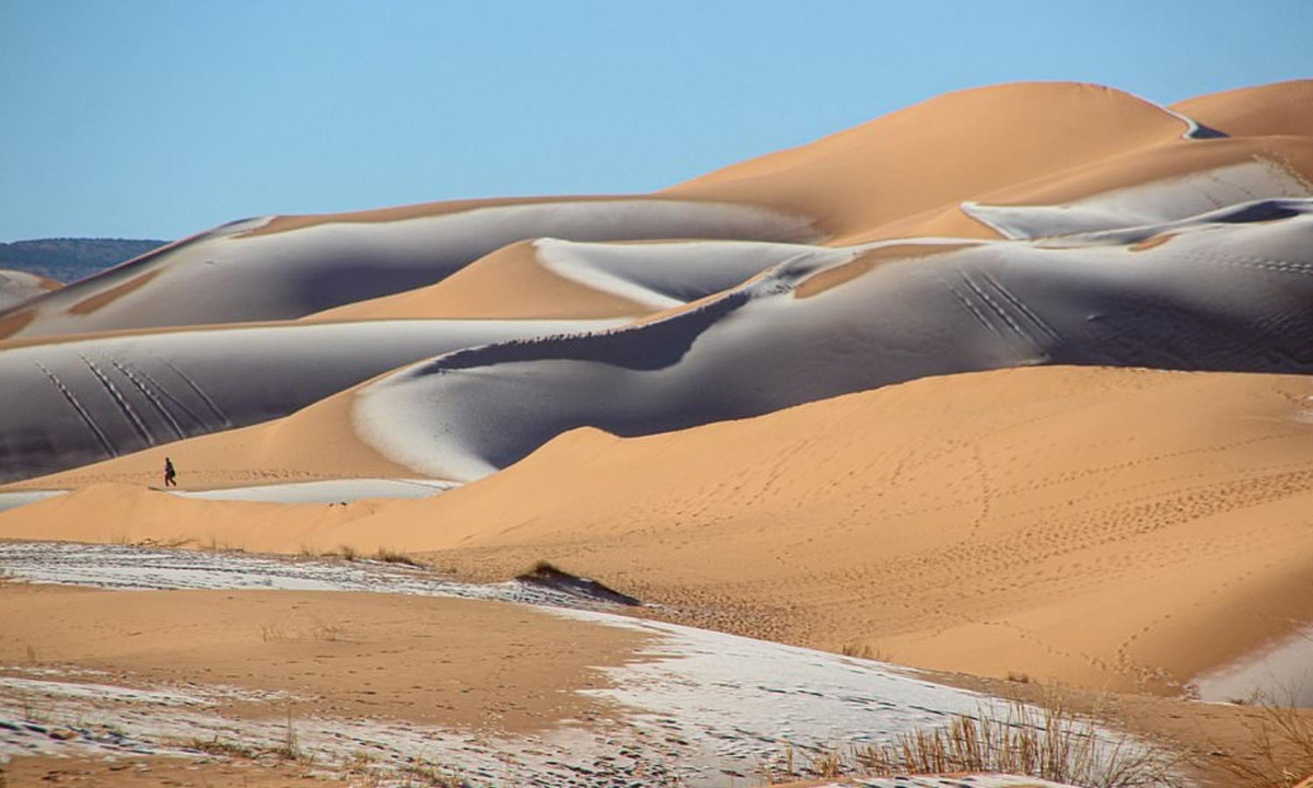 Hoang mạc Nam Cực có diện tích gần 14 triệu km2 và nó được bao phủ bởi lớp băng vĩnh hằng chiếm tới 90% lượng nước trên Trái Đất, độ dày trung bình 1,6km. (Nguồn: Kenh14) 