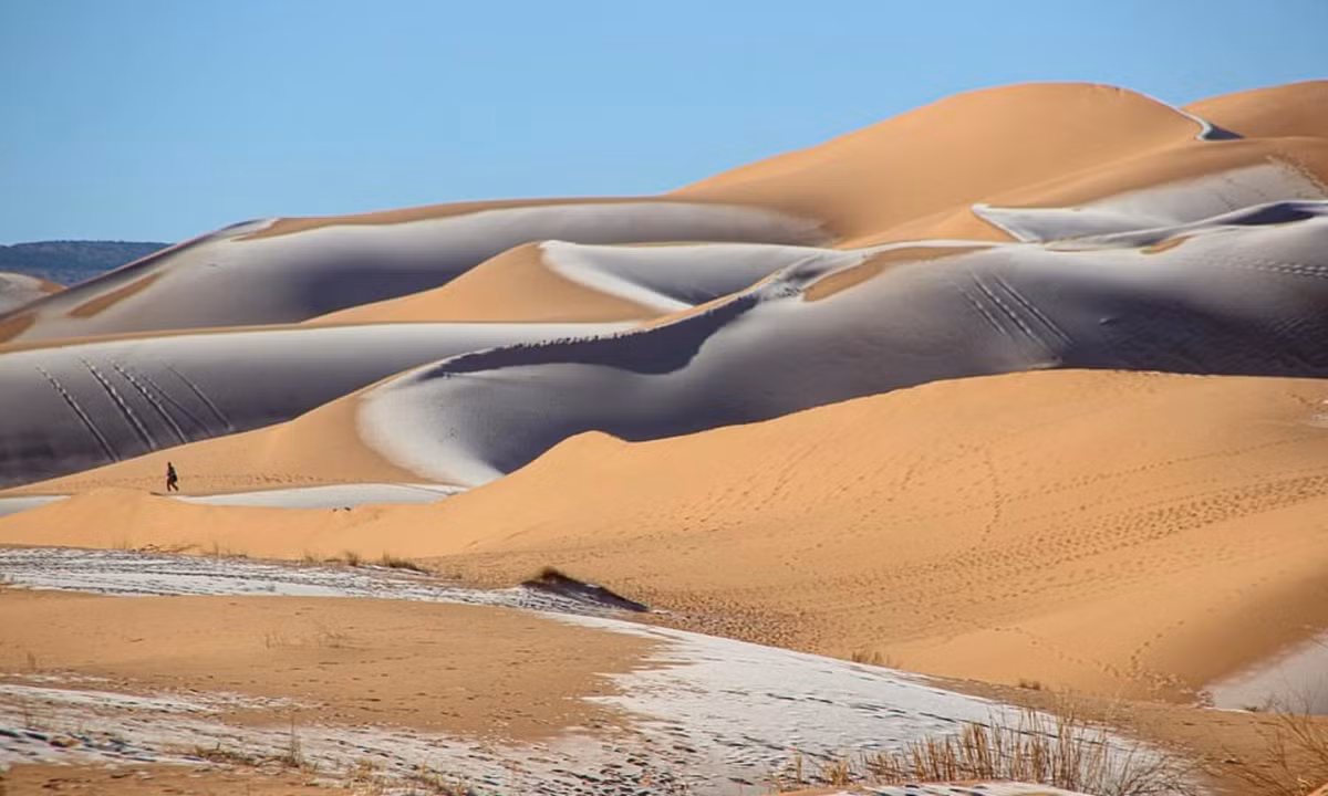 Hoang mạc Nam Cực có diện tích gần 14 triệu km2 và nó được bao phủ bởi lớp băng vĩnh hằng chiếm tới 90% lượng nước trên Trái Đất, độ dày trung bình 1,6km. (Nguồn: Kenh14) 