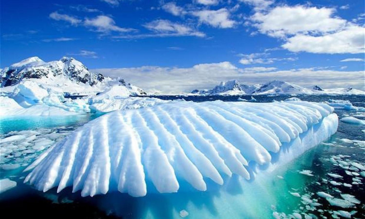 Sa mạc Sahara lượng mưa rất thấp chỉ từ 5mm – 25mm/năm. Mưa ở sa mạc Sahara là mưa dạng sương mù chứ không phải dạng hạt nước. (Nguồn: baotintuc.vn)