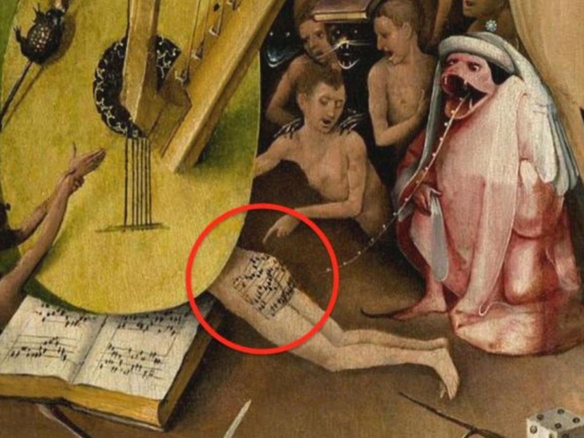 Ở góc trên bên trái, chúng ta có thể thấy mông của một người được viết bản nhạc lên. Một sinh viên đại học tên là Amelia đã chú ý đến bản nhạc này và tự mình viết lại nó rồi chơi lại để mọi người có thể nghe được. Theo lời của Amelia, đó là một “bản nhạc 600 năm tuổi từ địa ngục”. (Nguồn: rtbf.be).