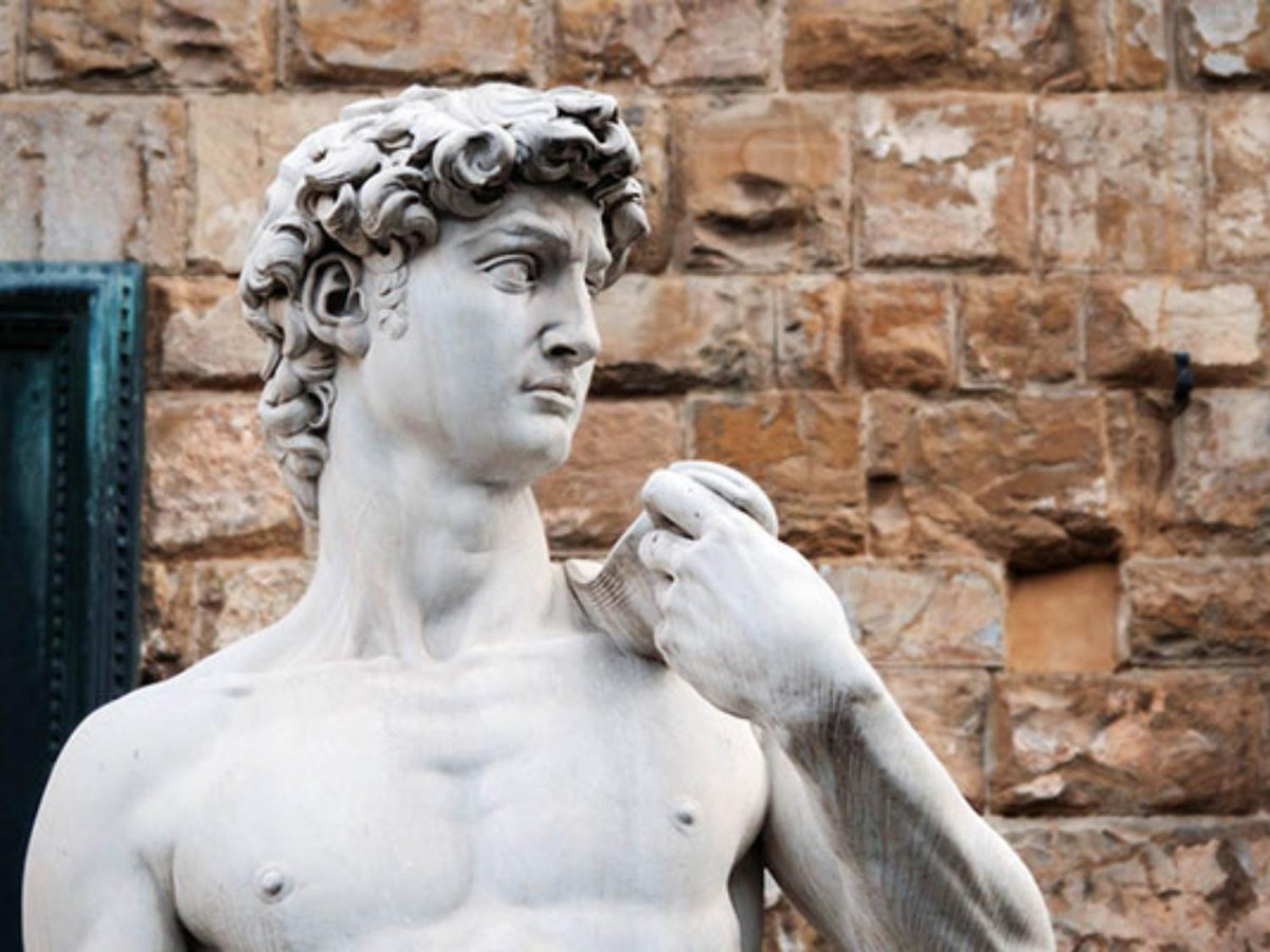 Một bài báo của 2 bác sĩ cũng nói rằng Michelangelo đã khắc họa những chi tiết cho thấy David đang “không ổn” chút nào: các tĩnh mạch lộ rõ trên tay và lông mày của anh ta nhíu lại. (Nguồn: deviet.vn)