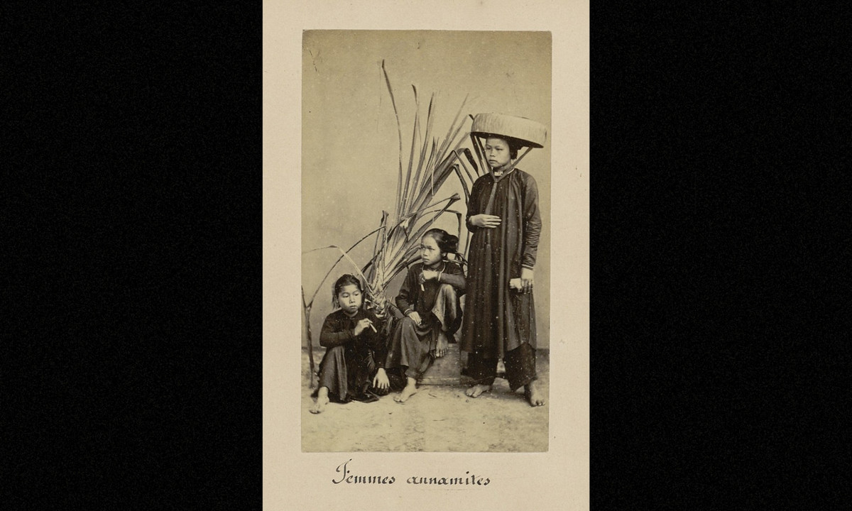 Ba cô gái nhỏ tạo dáng với ngọn cây mía. (Nguồn: Émile Gsell)