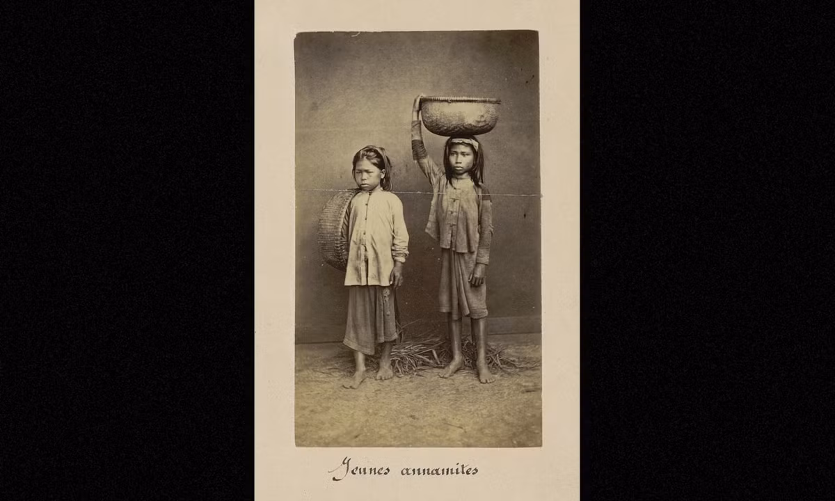 Hai cô bé và những chiếc thúng. (Nguồn: Émile Gsell)