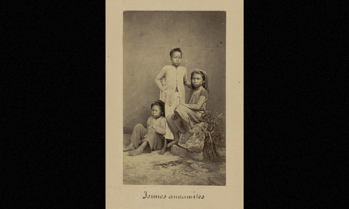 Các bé trai và bé gái thuộc giới bình dân. (Nguồn: Émile Gsell)