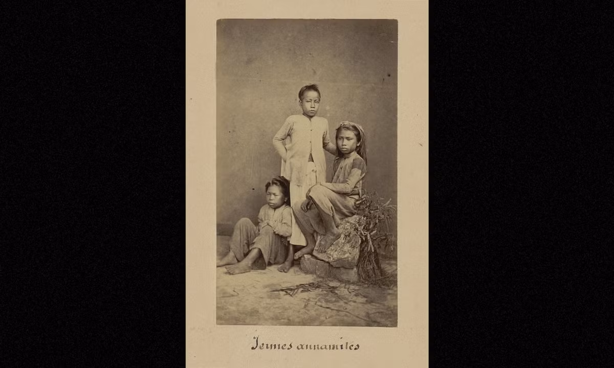 Các bé trai và bé gái thuộc giới bình dân. (Nguồn: Émile Gsell)