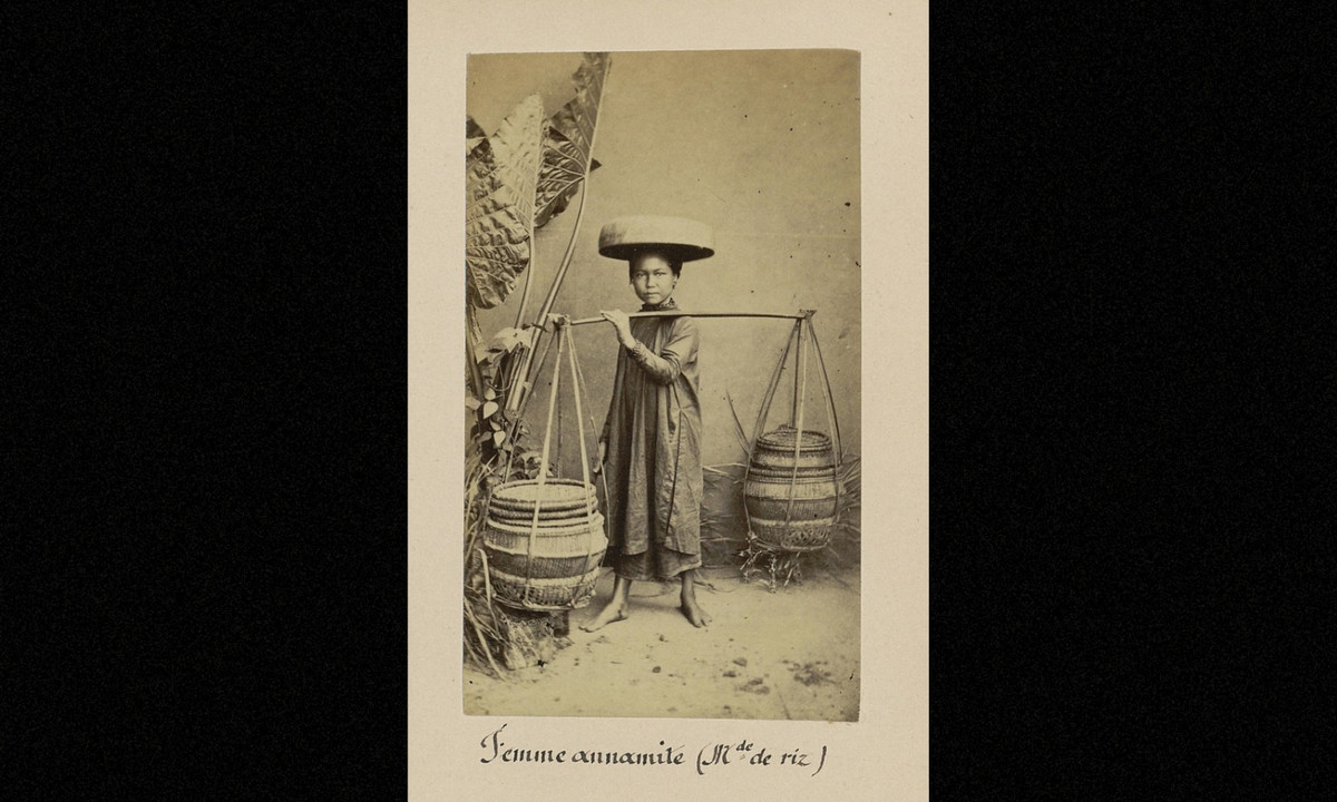Bé gái Việt Nam với cặp quang gánh trên vai. (Nguồn: Émile Gsell)