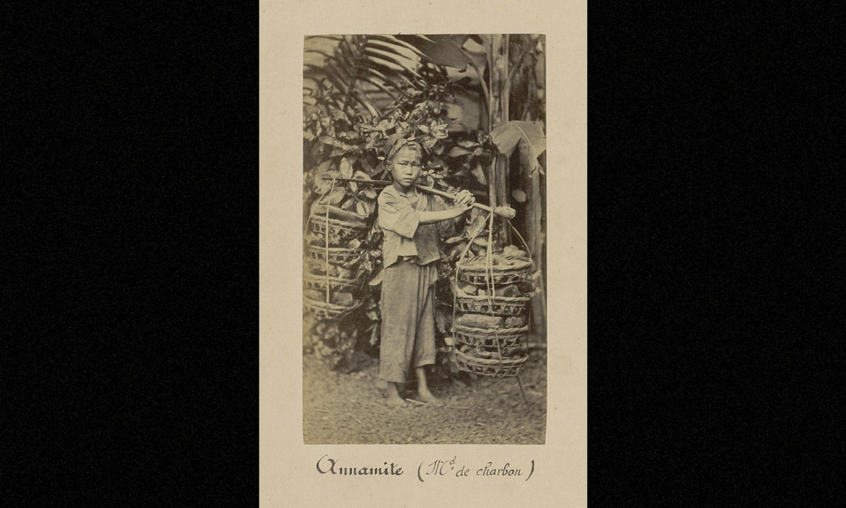 Cậu bé bán than dạo. (Nguồn: Émile Gsell)