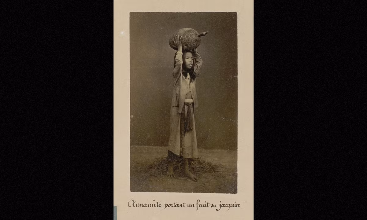 Cô bé và quả mít. (Nguồn: Émile Gsell)