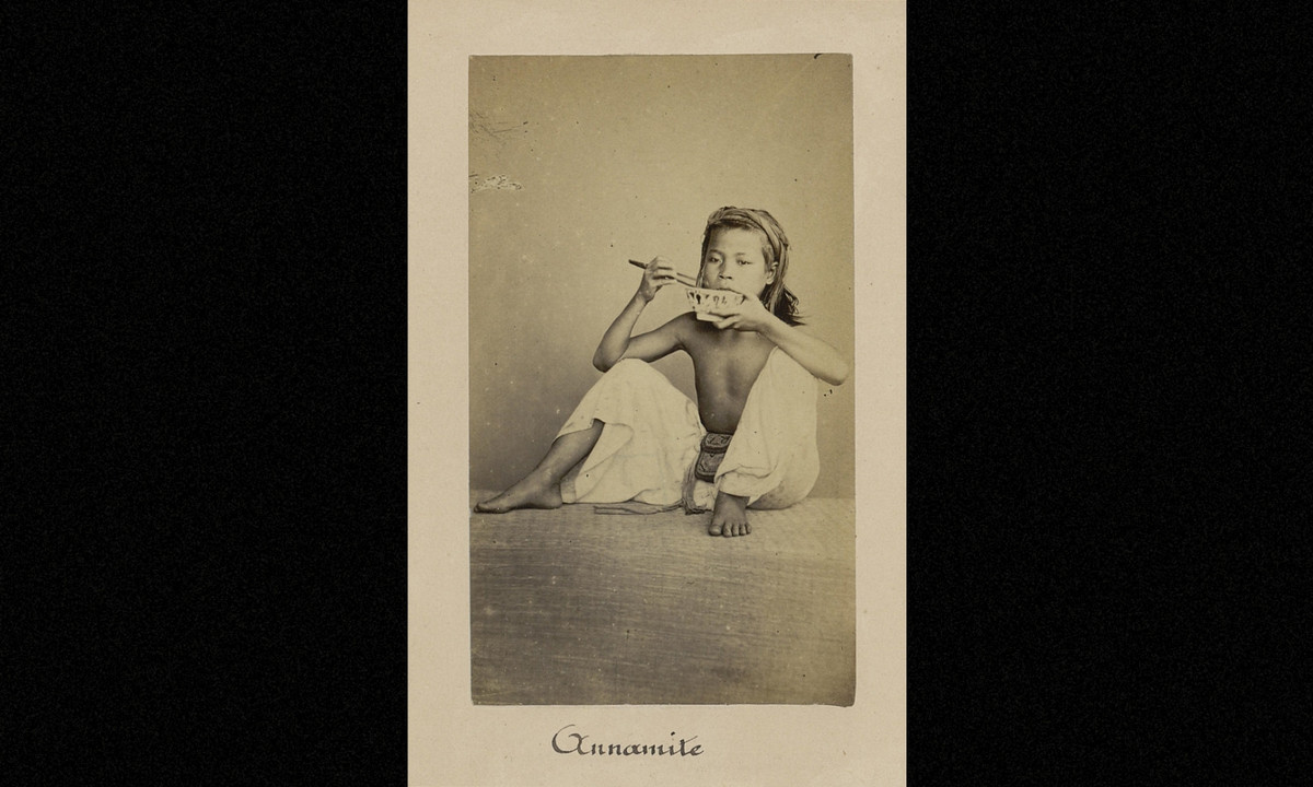 Cậu bé ăn cơm. (Nguồn: Émile Gsell)