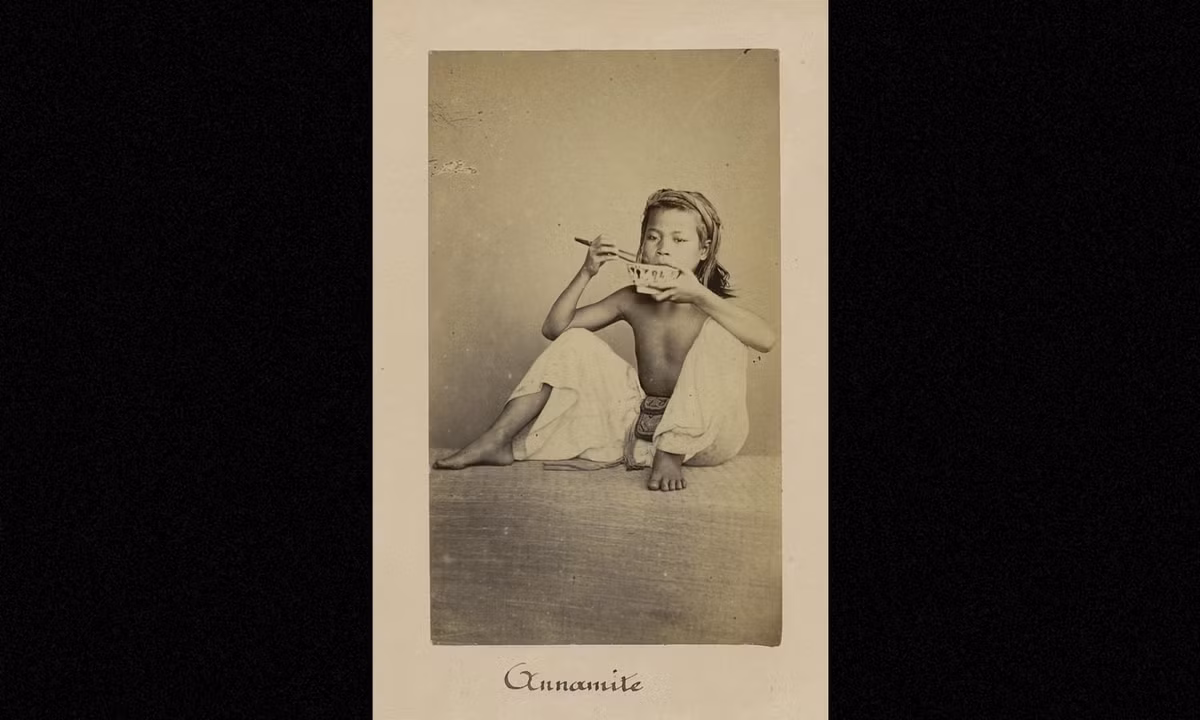 Cậu bé ăn cơm. (Nguồn: Émile Gsell)