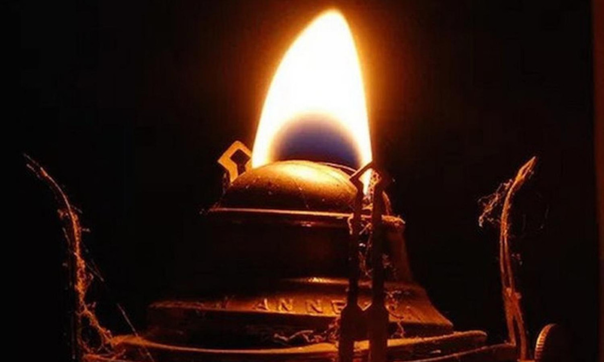 Trong một ngôi mộ đóng cửa quanh năm, cho dù có đủ nhiên liệu, sau khi đốt cháy tiêu hao nhiều dưỡng khí, ngọn đèn sáng mãi vẫn tắt. Vậy tại sao lại có hiện tượng "ngọn đèn vĩnh cửu” trên? (Nguồn: diemnhanh.com)