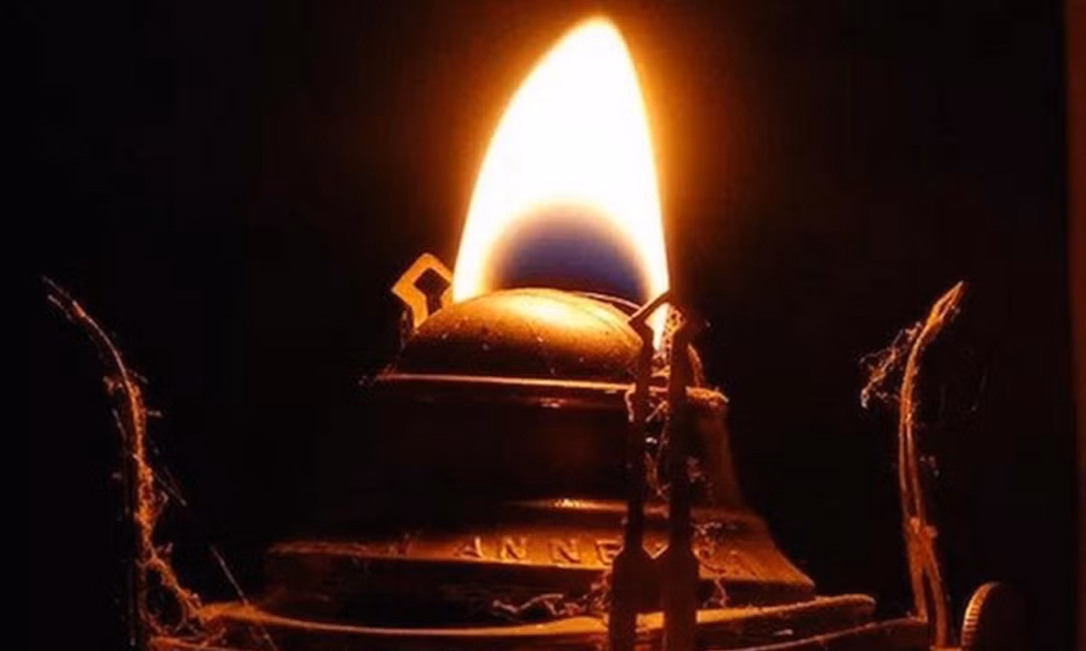 Trong một ngôi mộ đóng cửa quanh năm, cho dù có đủ nhiên liệu, sau khi đốt cháy tiêu hao nhiều dưỡng khí, ngọn đèn sáng mãi vẫn tắt. Vậy tại sao lại có hiện tượng "ngọn đèn vĩnh cửu” trên? (Nguồn: diemnhanh.com)