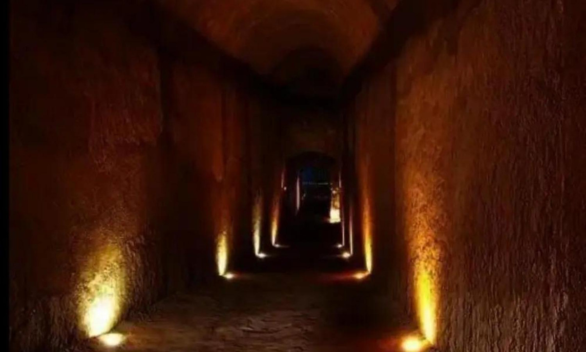 Chỉ cần có đủ dầu đèn, mỗi khi cửa lăng mộ mở ra, bạn có thể nhìn thấy cảnh đèn rực cháy. Cảnh tượng này khiến người ta có ảo giác rằng ngọn đèn lồng cháy mãi ngàn năm. (Nguồn: xahoi.com.vn)