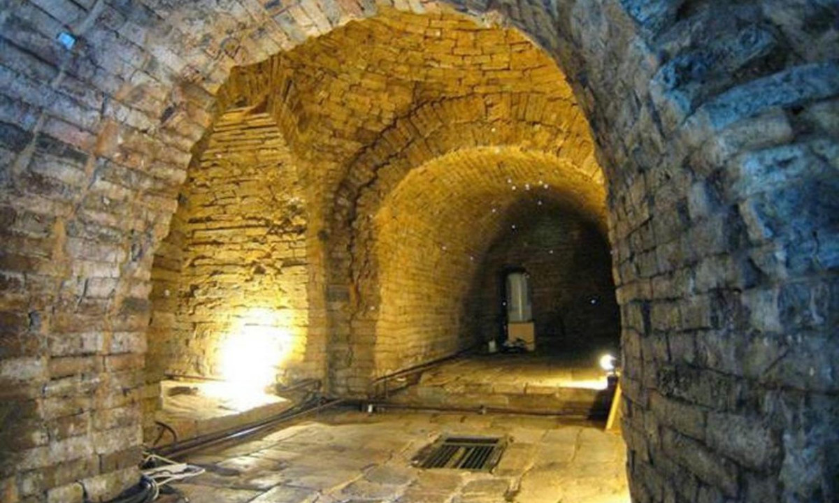 Khi Simon kiểm tra thành phần hóa học của đèn lồng đã nhận thấy sợi bấc của đèn lồng trong ngôi mộ cổ chứa một lượng lớn phốt pho trắng, và dầu hỏa là hỗn hợp của nhiều chất dễ cháy khác nhau. (Nguồn: diemnhanh.com)