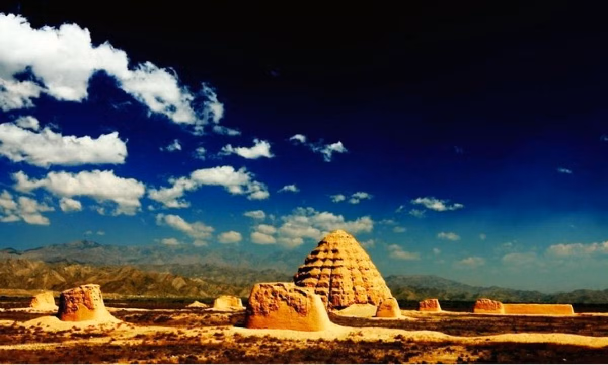 Nhà khảo cổ tin rằng chính kết cấu hình sao Bắc Đẩu của với nhiều lăng mộ xuất hiện dày đặc đã khiến những con chim cảm thấy bức bối, chấn động và không muốn đậu lại. (Nguồn: Beijing Tour)