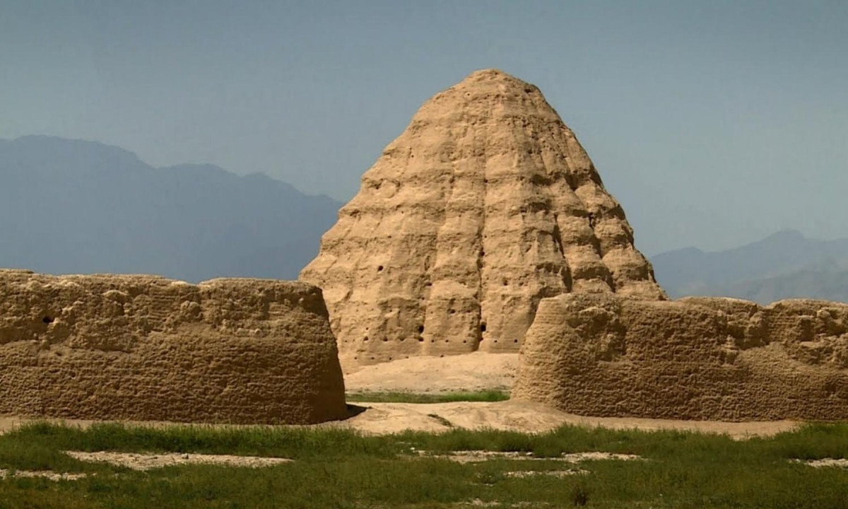 Câu trả lời của các nhà thần học còn bí ẩn hơn, họ đã khai quật được một bức tượng gốm hình đầu hình Đức Phật, thân người phượng hoàng bên dưới lăng mộ. Các nhà thần học tin rằng đây là loài chim thiêng có sức mạnh thần linh khiến... những con chim ngoài tự nhiên phải sợ hãi bỏ chạy. (Nguồn: Youtube)