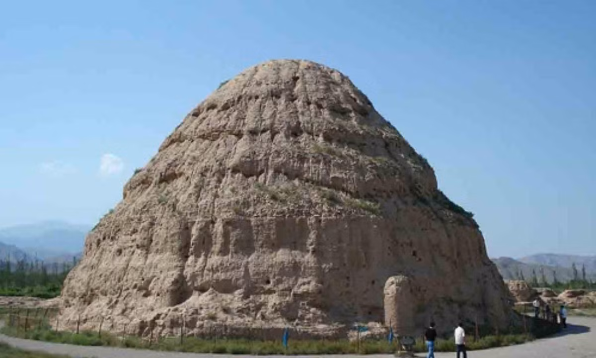 Nhiều loài chim hoang dã như quạ, chim sẻ sinh trưởng rất nhiều ở vùng đất này nhưng cũng không bao giờ đậu vào những lăng mộ. Phải chăng loài chim cũng biết kính nể vị vua phong kiến? (Nguồn: Holachina.com)