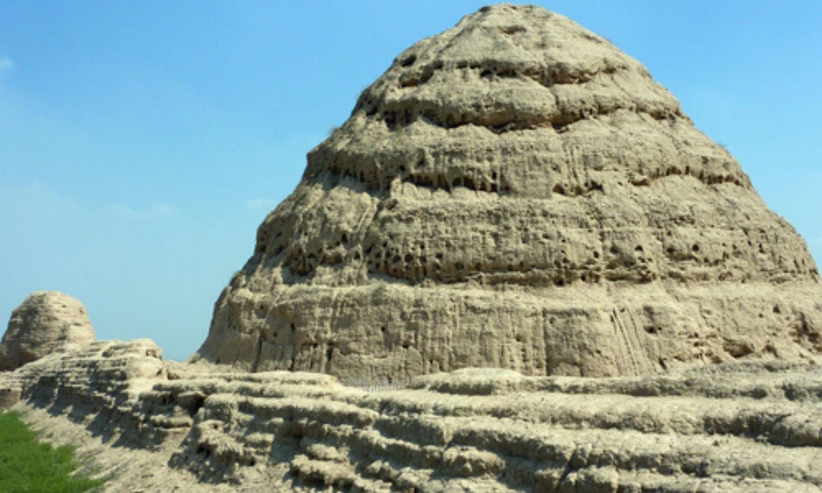 Để làm được điều này, những thợ thủ công đã tỉ mỉ dùng 2 phương pháp: Thứ nhất, cho hoàng thổ vào nồi hấp lớn, hấp chín để tiêu diệt hạt giống cỏ bên trong; thứ hai, khử trùng hoàng thổ, cho thêm dầu mè rồi bắc lên bếp xào, dầu mè sẽ khiến đất đai ở đây không thể nảy mầm. (Nguồn: CafeBiz)