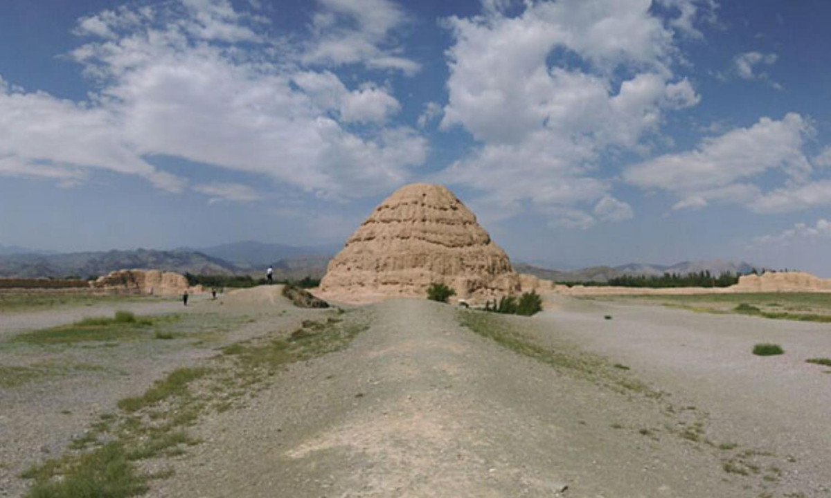 Xung quanh lăng Tây Hạ có những cánh đồng cỏ rộng lớn và ngọn núi Hạ Lan hùng vĩ. Nhưng bao quanh vị trí 9 lăng vua và 253 lăng tẩm không hề có cỏ dại mọc, như thể đất bên dưới được rải nhựa đường. Tại sao lại như vậy? (Nguồn: Wikipedia)