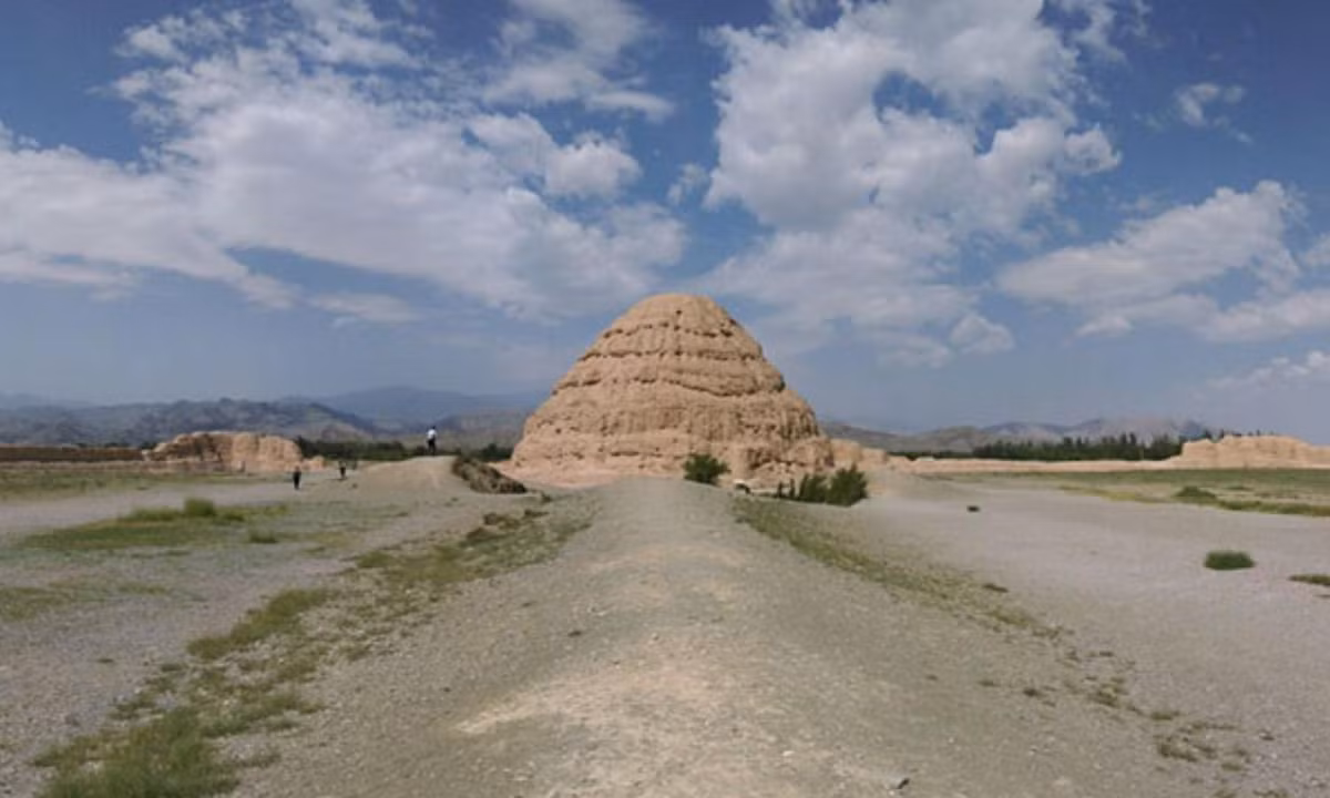 Xung quanh lăng Tây Hạ có những cánh đồng cỏ rộng lớn và ngọn núi Hạ Lan hùng vĩ. Nhưng bao quanh vị trí 9 lăng vua và 253 lăng tẩm không hề có cỏ dại mọc, như thể đất bên dưới được rải nhựa đường. Tại sao lại như vậy? (Nguồn: Wikipedia)