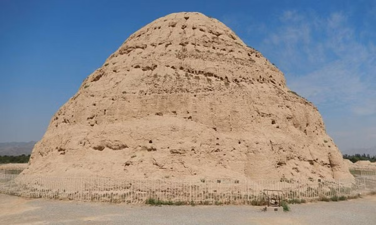 Thành tựu kỹ thuật đất nện Tây Hạ đạt đến đỉnh điểm trong việc xây dựng lăng mộ hoàng gia. Những lăng mộ này được ghi nhận là 'cỏ không bao giờ mọc, chim không bao giờ đậu'. (Nguồn: wikipedia.org)