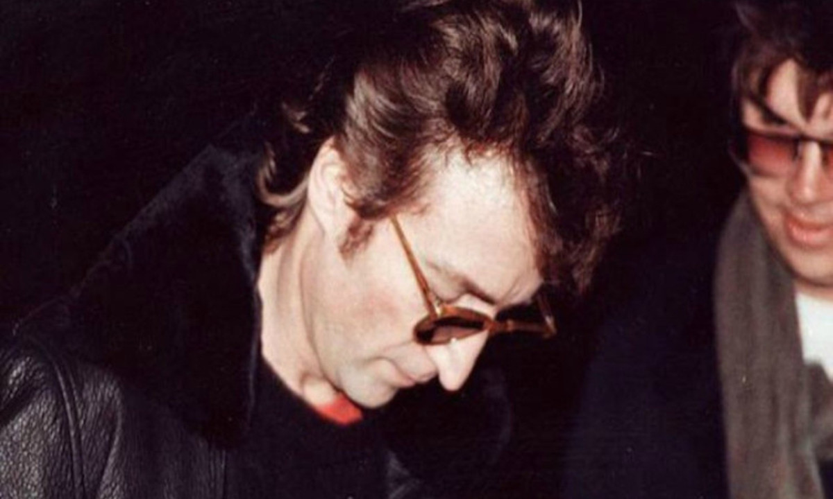 Ngày 8/12/1980, ca sĩ, thành viên của ban nhạc The Beatle - John Lennon bị Mark David Chapman ám sát. Điều bất ngờ là người ta đã chụp được bức ảnh John Lennon bên cạnh Chapman trước khi anh bị ám sát. Trước khi giết hại thành viên của ban nhạc The Beatle, Chapman đã cùng những người hâm mộ khác chạy tới xin chụp ảnh và chữ ký của John Lennon.