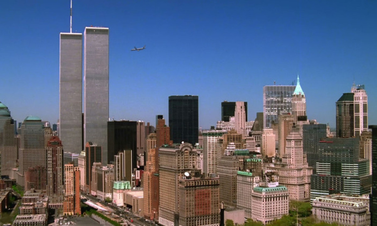 Ngày 11/9/2001, nước Mỹ rung chuyển bởi vụ tấn công khủng bố liên hoàn khiến khoảng 3.000 người thuộc 90 quốc gia khác nhau thiệt mạng. Vào ngày định mệnh đó, 19 tên không tặc cướp 4 máy bay chở khách hiệu Boeing và tấn công vào Trung tâm Thương mại Thế giới (WTC), Lầu Năm Góc.