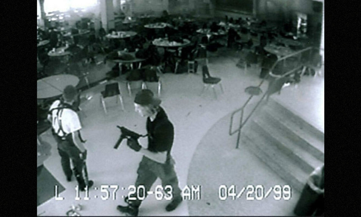 Ngày 20/4/1999, 2 sinh viên Eric Harris và Dylan Klebold xả súng vào trường trung học Columbine, bang Colorado, Mỹ khiến 13 người thiệt mạng và 20 người khác bị thương. Sau khi gây ra vụ thảm sát, 2 sát nhân tự tử.