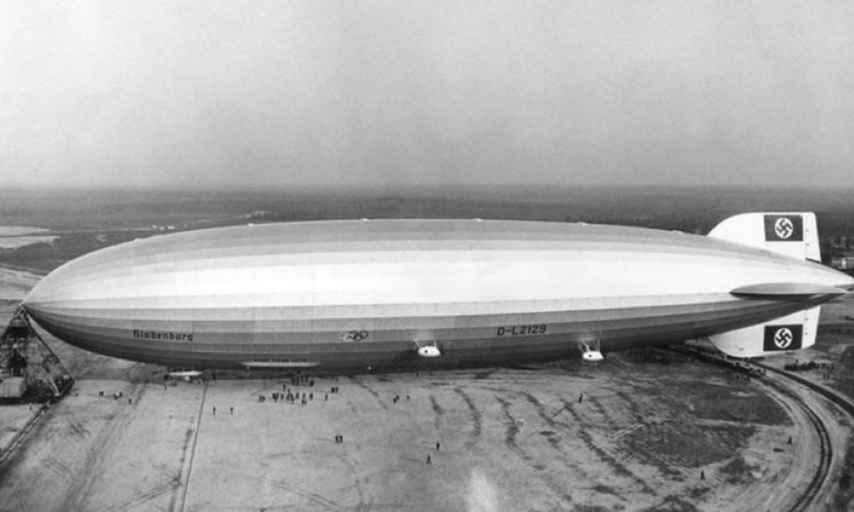 Ảnh chụp khinh khí cầu Hindenburg trước khi gặp thảm họa chấn động thế giới. Cụ thể, ngày 6/5/1937, khinh khí cầu nổi tiếng LZ 129 Hindenburg bốc cháy khiến 36 người thiệt mạng trong số 97 người lên tàu.