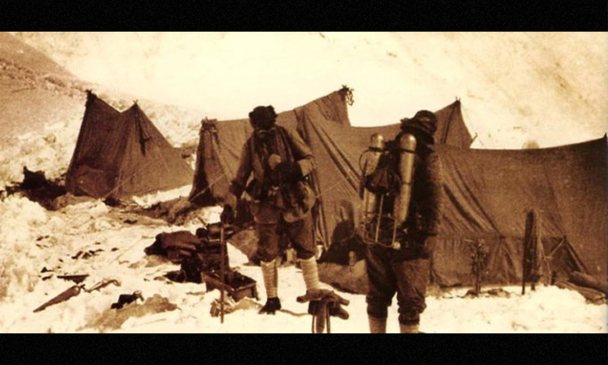 Tấm ảnh chụp hai nhà leo núi George Mallory và Sandy Irvine đang trên đường chinh phục đỉnh Everest năm 1924. Bức ảnh được chụp tại địa điểm cắm trại, sau đó cả hai đã "một đi không quay trở lại". Đến năm 1999, thi thể của Mallory được tìm thấy.