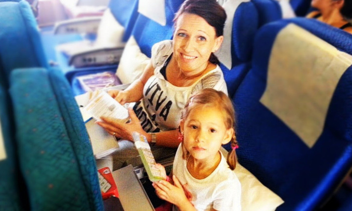 Bức ảnh này ghi lại khoảnh khắc gia đình Hally đang ở trên máy bay số hiệu MH17 của hãng hàng không Malaysia Airlines để bắt đầu kỳ nghỉ. Bức ảnh mang không khí vui vẻ này được chụp ít phút trước khi máy bay MH17 bị bắn hạ bằng hệ thống tên lửa Buk, khiến 298 hành khách trên máy bay thiệt mạng.