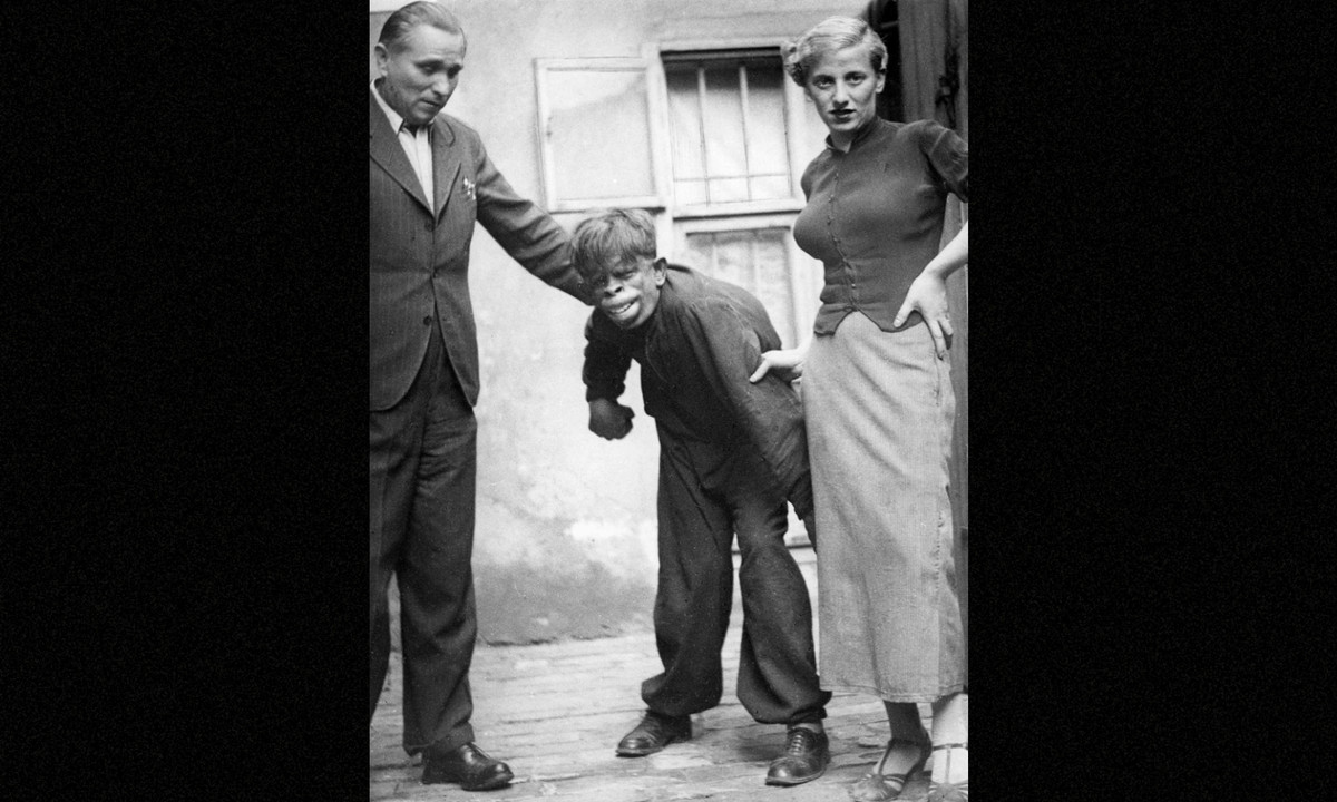 Một “người rừng” được tìm thấy trong khu rừng ở Brazil, 1937: bức ảnh này ban đầu được đăng trên Imgur và ngay lập tức bị lan truyền vì không có lời giải thích về việc bức ảnh đến từ đâu và ý nghĩa của nó. (Nguồn: Brightside)