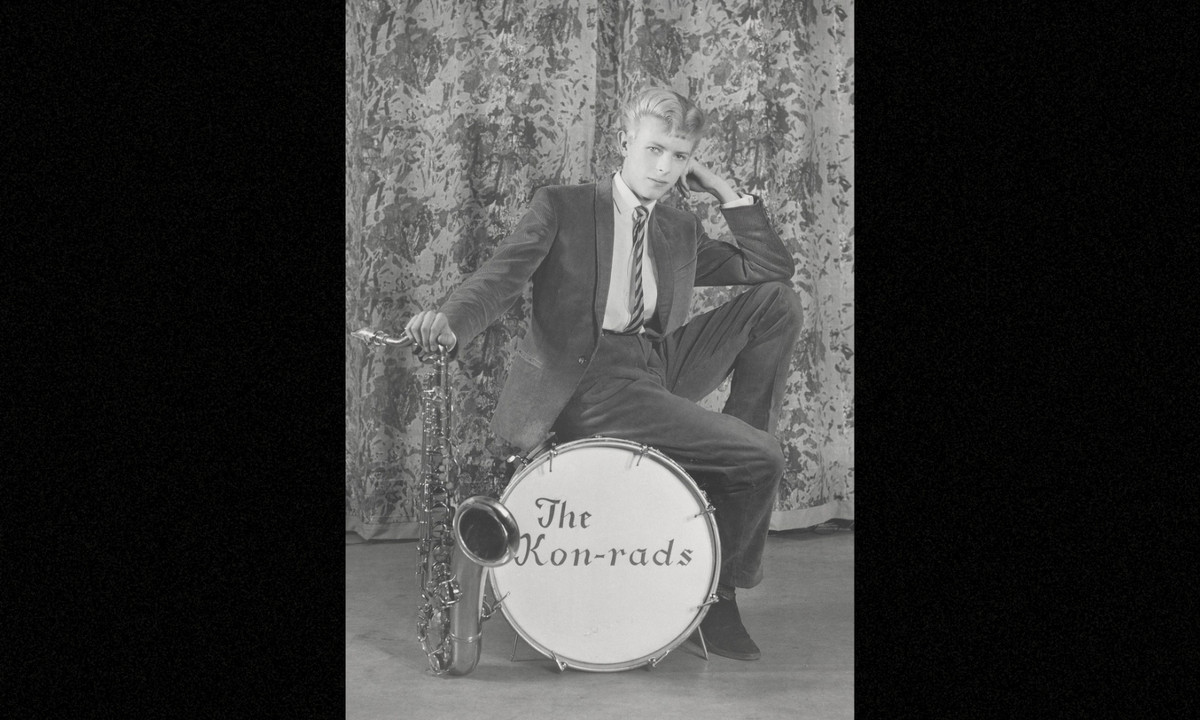 David Bowie ở tuổi 16: khi David 9 tuổi, ông muốn trở thành một người chơi saxophone. Và năm 15 tuổi, ông đã tổ chức ban nhạc của riêng mình có tên The Konrads. (Nguồn: Brightside)