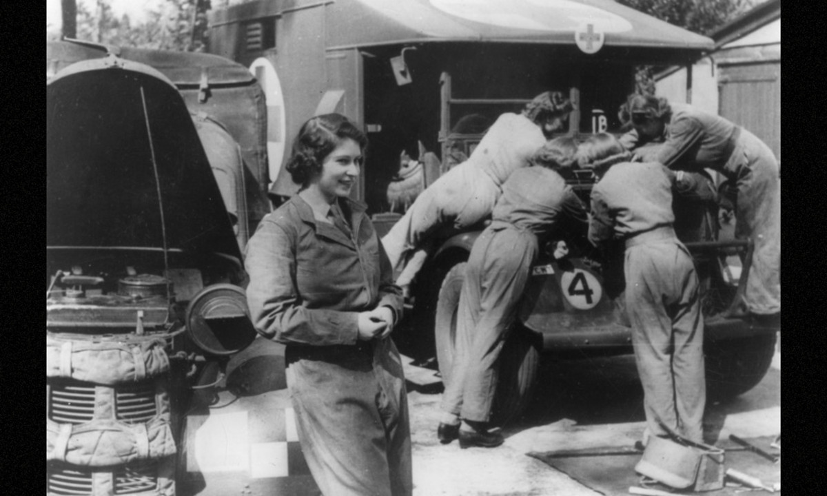 Công chúa Elizabeth II phục vụ trong một tổ chức phụ nữ: năm 1945, Nữ hoàng tương lai đang phục vụ trong một tổ chức có tên Women’s Auxillary Territorial Service. (Nguồn: Brightside)